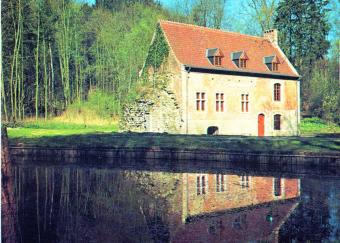 Trois Fontaines façade château avec étang 0